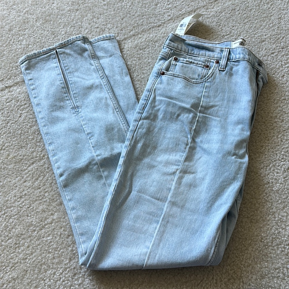 NWT Abercrombie & Fitch The Skinny High Rise with Vent Hem. Size 31 Long.